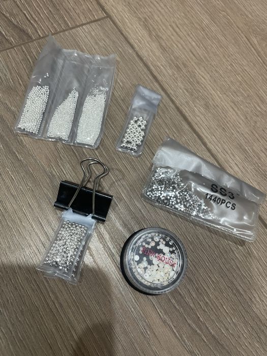 Отдам стразы и бусины/бульонки даром