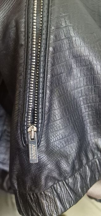 Оригинално кожено яке Armani - черно, с цип и перфорирани ръкави