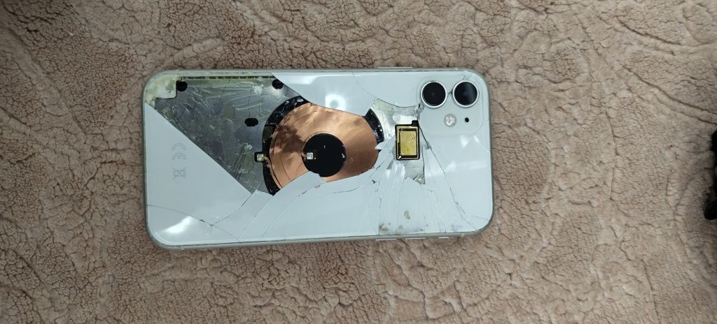 iPhone 11 за части заклучен