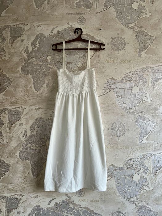 Продаётся белое короткое платье на лямке.