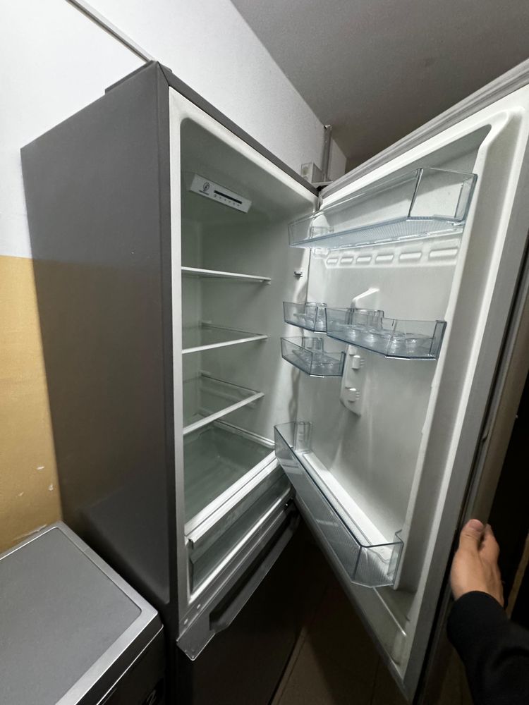 Срочно продается Холодильник Midea