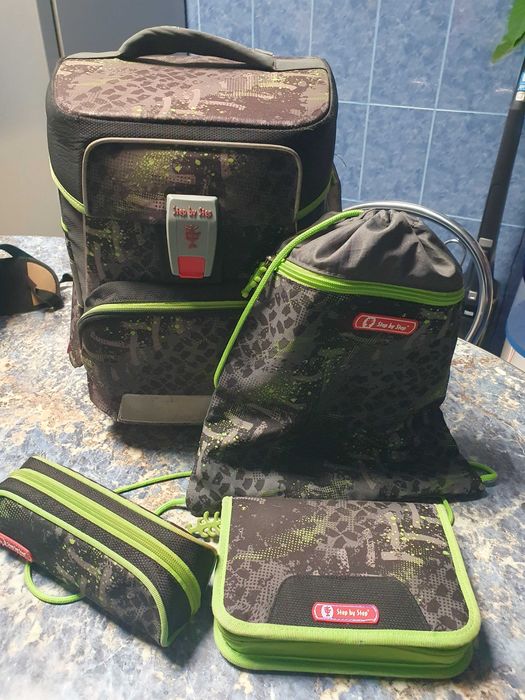 De vanzare set de 2 ghiozdane,un set Step by step si celalalt McNeill