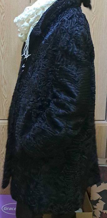 Haina astrahan negru model clopot.