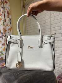 Новая сумка Dior в белом цвете с ремешком