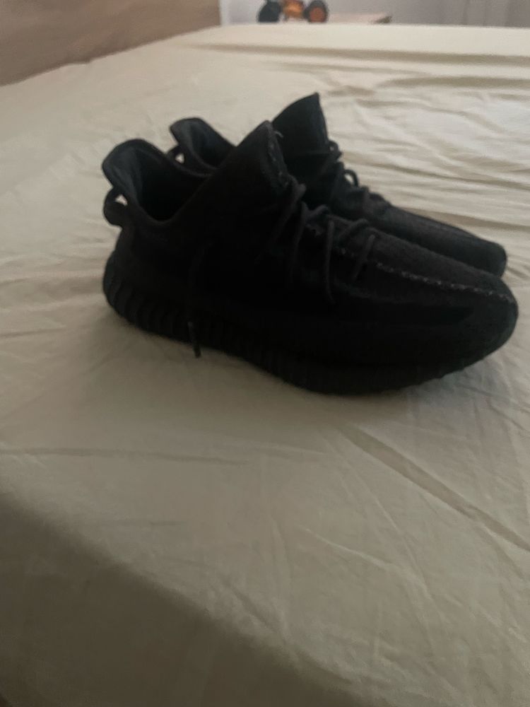 Продавам yeezy 350 black като чисто нови