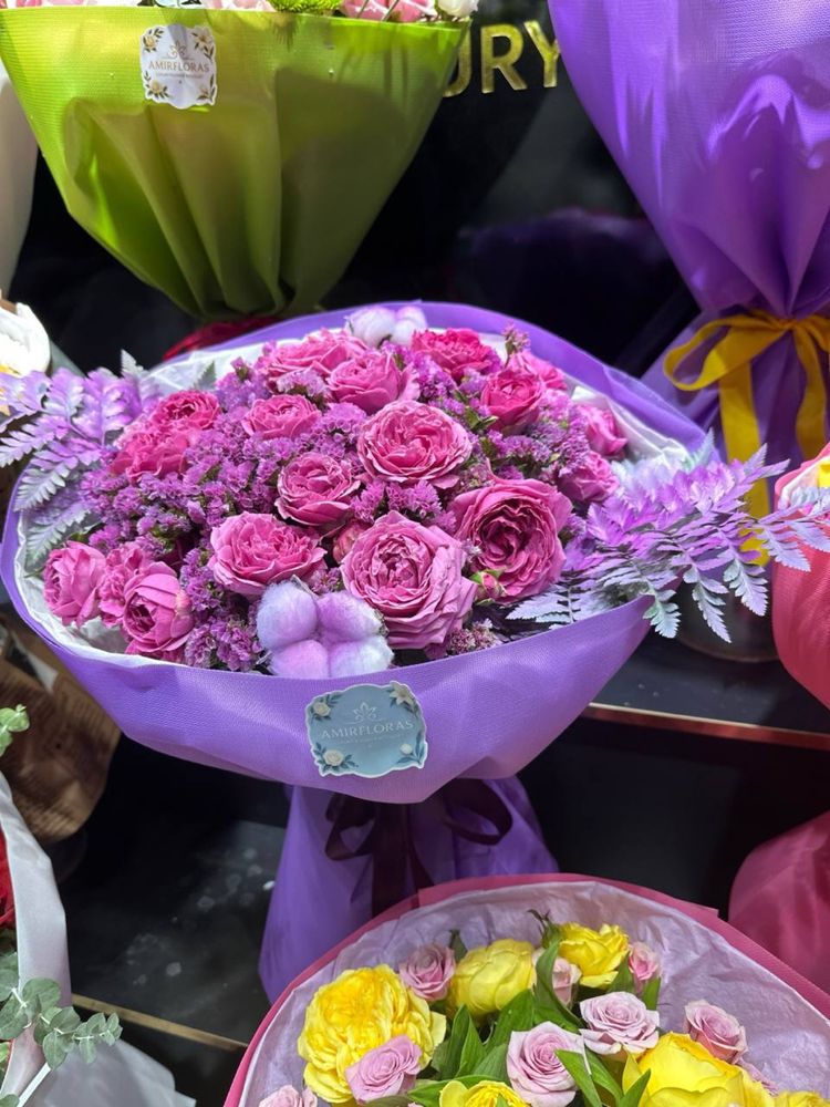 Buket gullar pionavidniy roza katarina bables