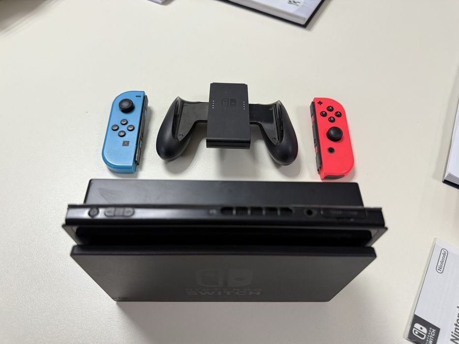 Vând Nintendo Switch cu inca un controller