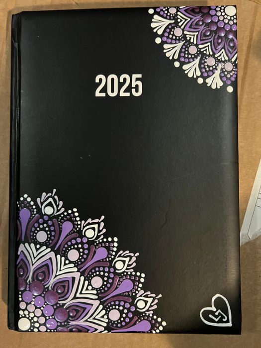 Agendă datată 2025, pictatǎ.
