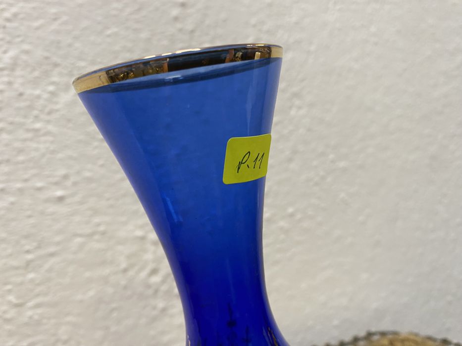 Италианска ваза изрисувана със златни бои