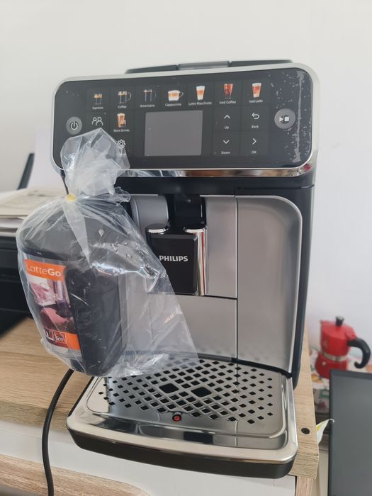 Espressor automat Philips Seria 5500 NOU