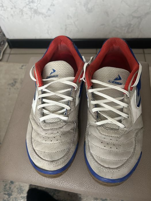 Продам футзалки Demix