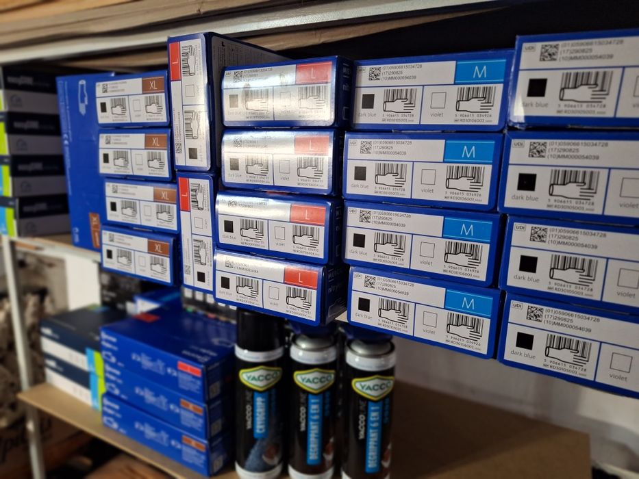 Vand diferite produse:mănuși,spray uri,ulei motor etc.