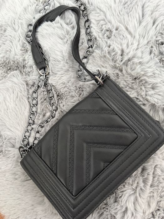 Черна чанта носена веднъж