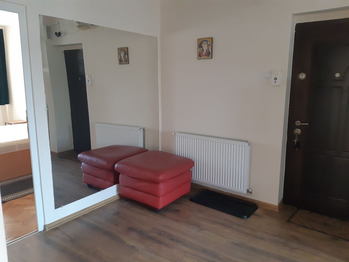 Închiriez apartament 3 camere ultracentral  in spate la Hotel Central