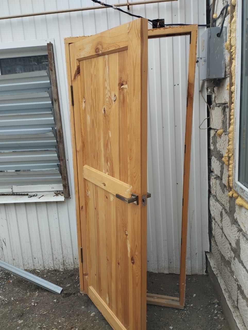 Продам дверь деревянную