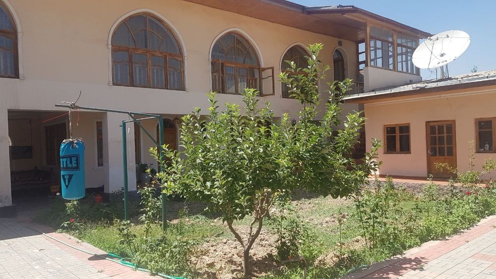 Кибрай тумани центрда жойлашган Уй сотилади.