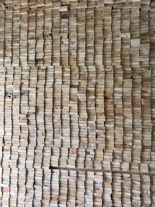 Pol uchun taxta sotiladi.