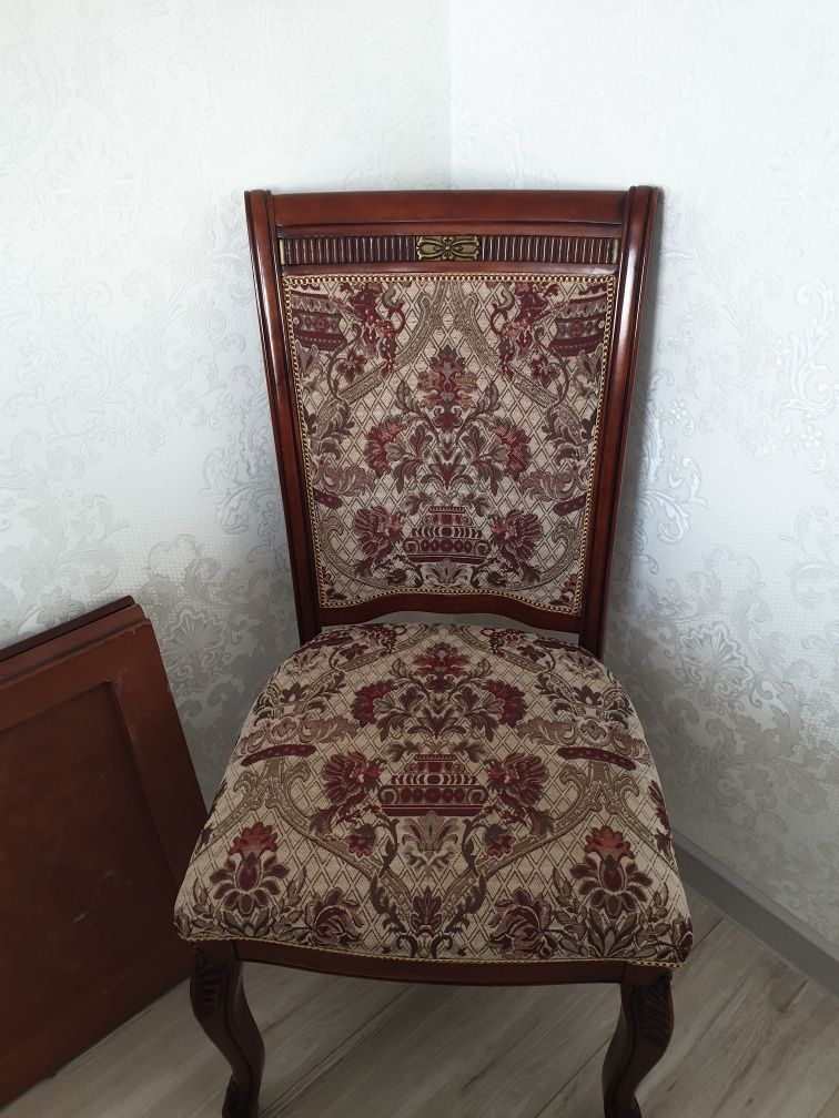 Стол +стулья для гостиной