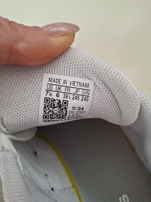 Adidași adidas nr 39 potriviți pentru 38.5 ..25 cm interior