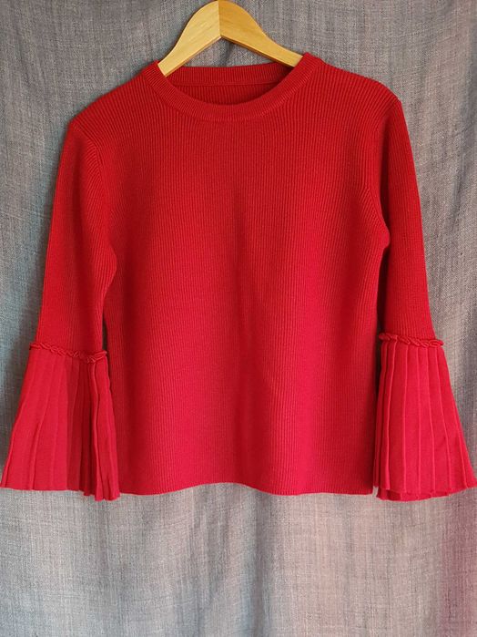 Pulover rosu detaliu maneca