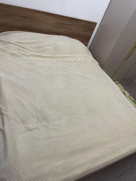 Кровать с подьемным механизмом и матрасом