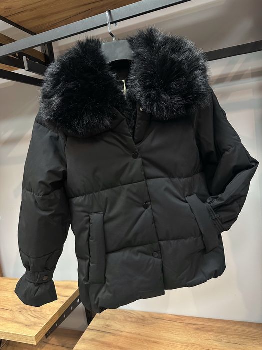 Дамско зимно яке с богата пухена яка