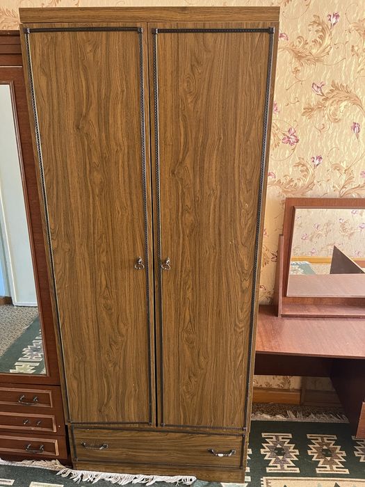 Шкаф двухстворчатый с ящиком внизу