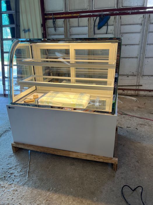 Vitrina frigorifica pentru prajituri 120 cm lungime