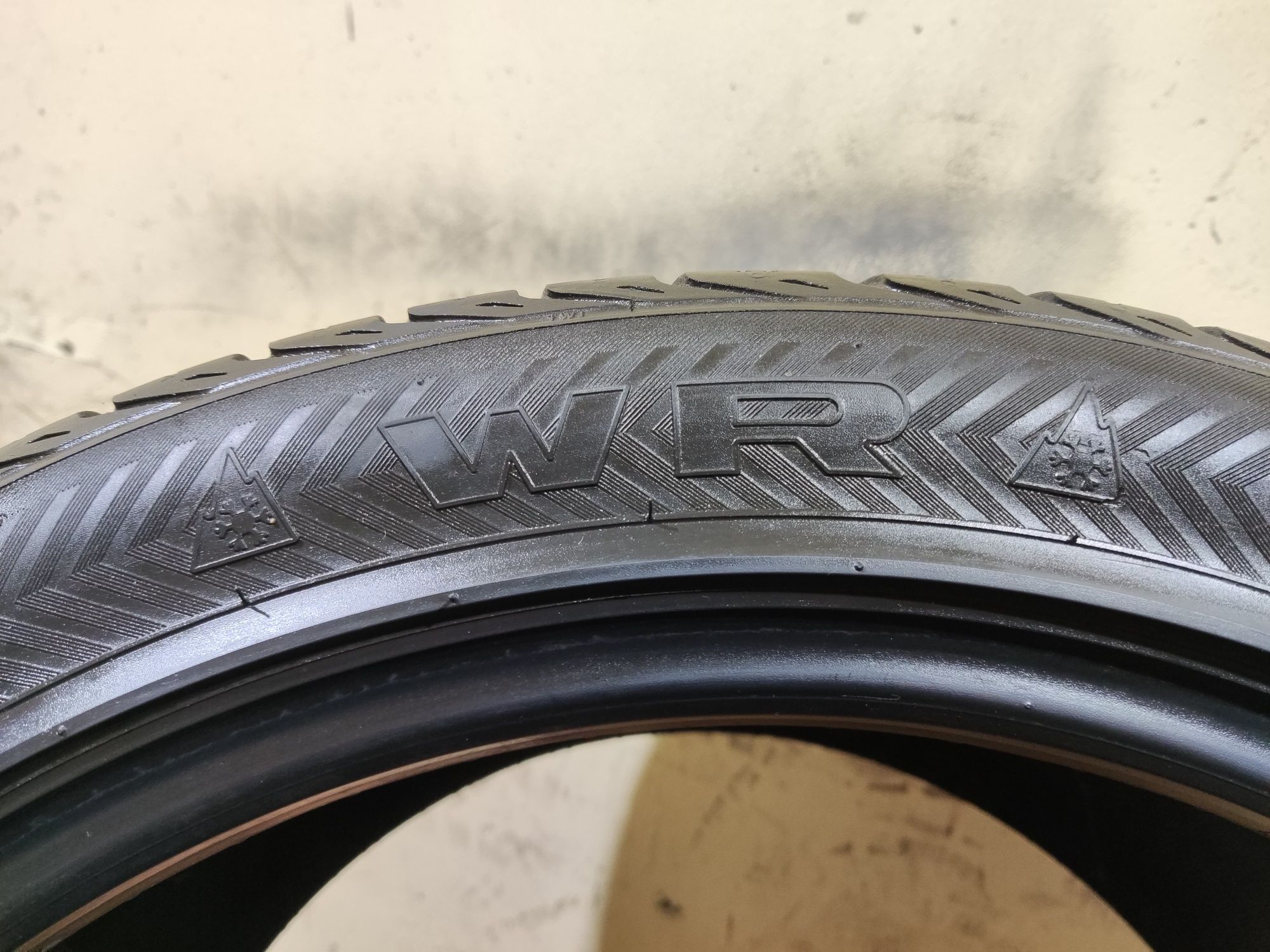 2бр зимни гуми 295/35/18 Nokian WR 
6.8mm
dot21
Добро състояние без ле