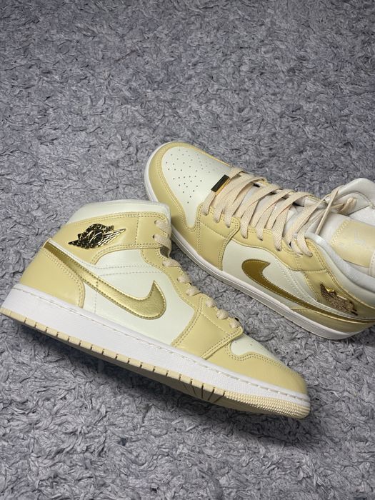 Air Jordan 1 Mid "Pale Vanilla"