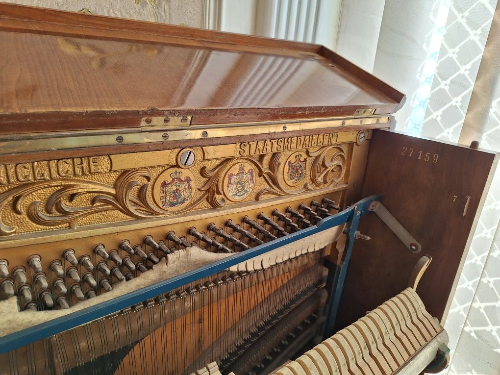 Pianio August Forster