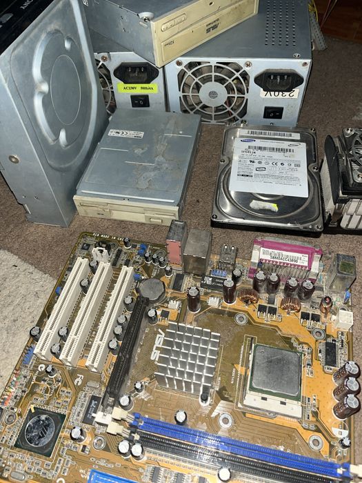 Vand piese de calculataore