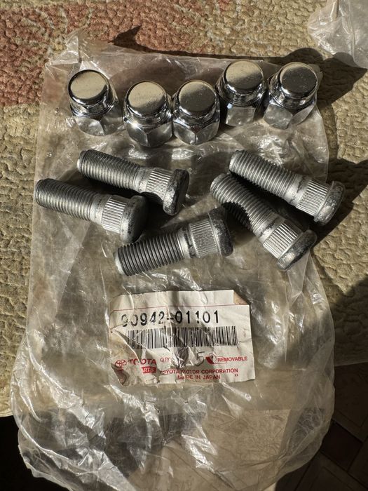 Шпильки и гайками, для крепления колес, на toyota land cruiser 100