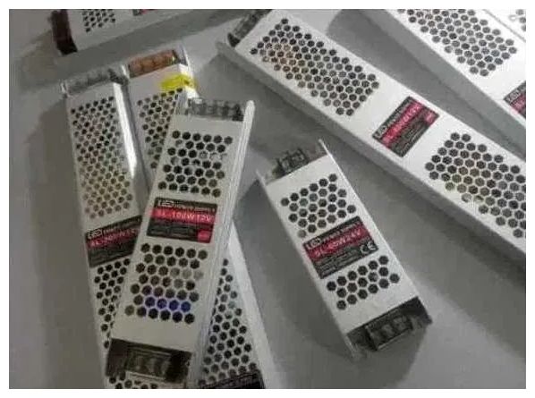 Для видео-наблюдения и oт LED табло и экрана блок питания - адаптер