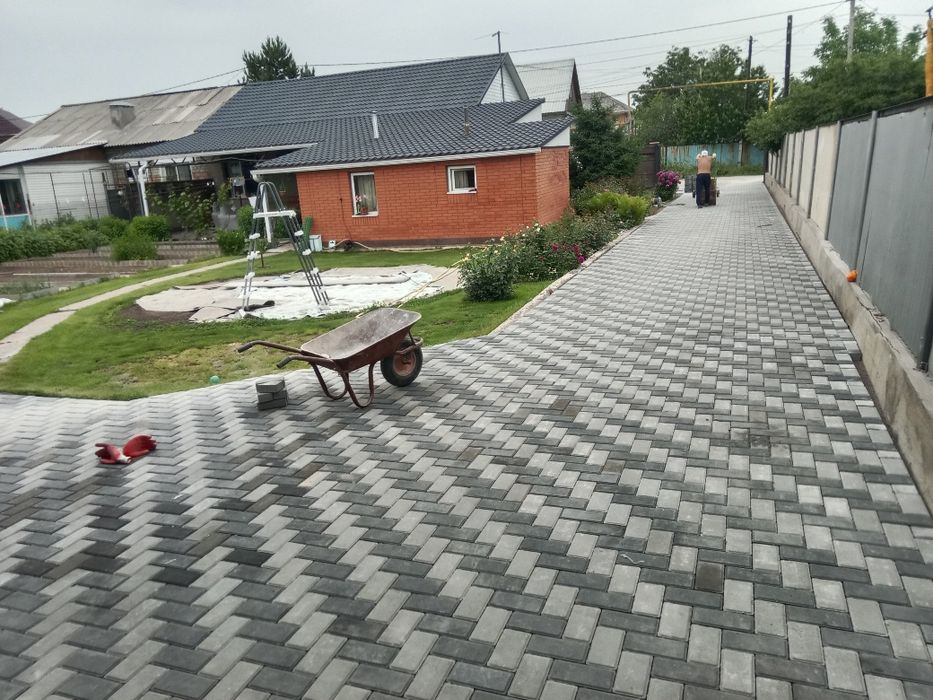 Положым брусчатки.тротуарный плитки
