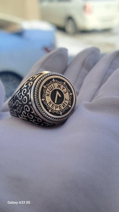 Ұлттық нақыштағы ерлер жүзігі – Ру таңбасы бедерленген