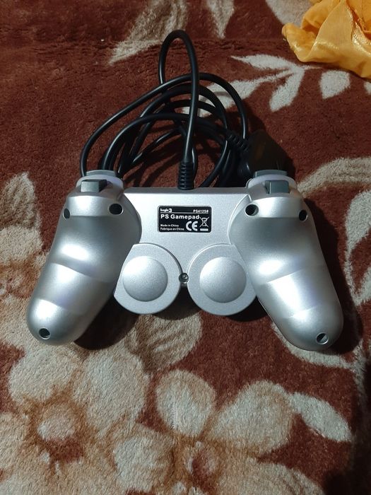 Vând manetă Silver logitec3 compatibilă PlayStation 2 PS2 în stare bun