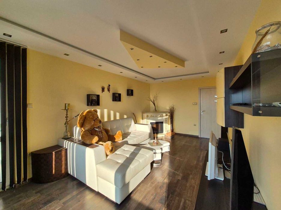 Продава се Тристаен апартамент в Русе, Център - 90 кв.м за 2212 €/кв.м - Снимка #2