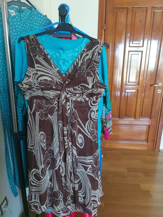 Vând rochii și costume mărimea 44,46.