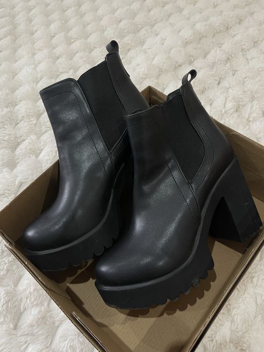 Черни боти на ток