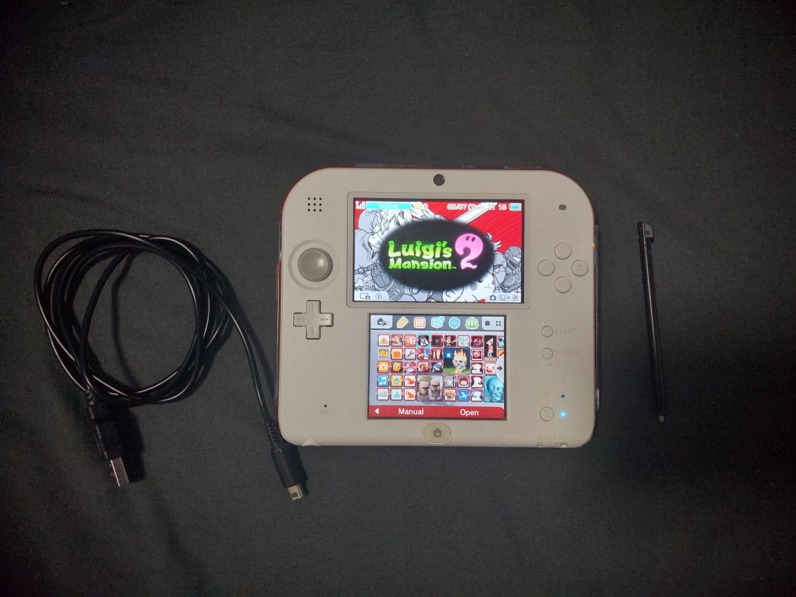 Nintendo 2ds със свалени игри, писалка, протектор и кабел