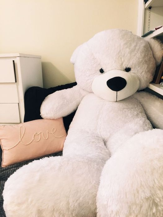 Плюшевый белый медведь