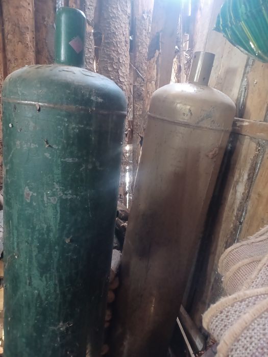 Centrală si 2 butelii de 85 litri bucata pe gaz preț 2500 toate