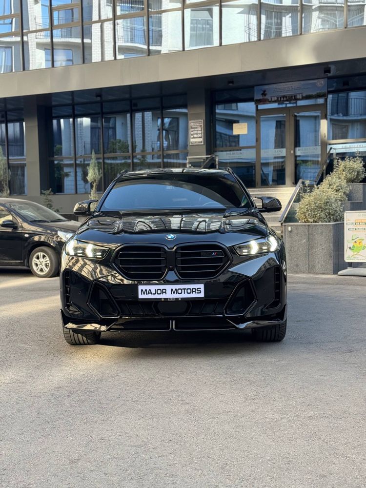 BMW X7 M60i.