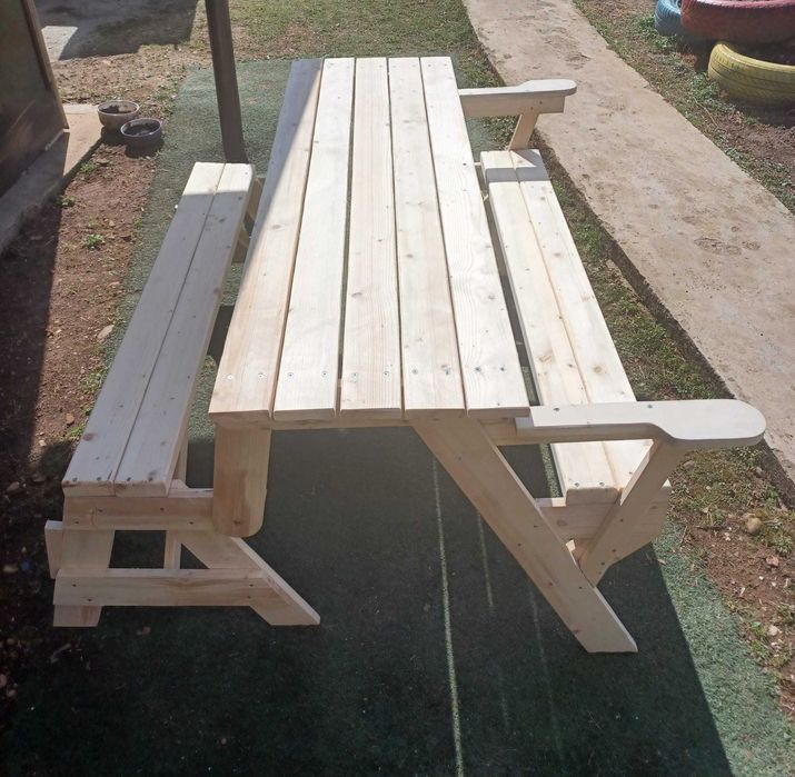 Banca din lemn pentru gradina care se desface in 2 canapele si o masa