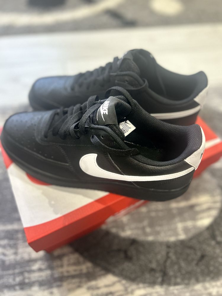 Adidasi Nike Court