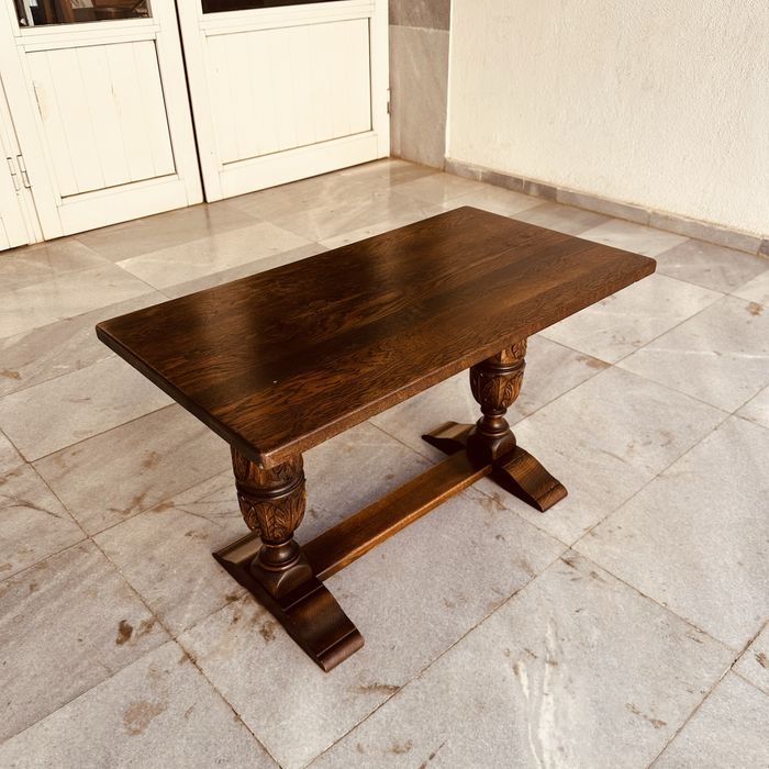 Масивна дървена ретро масичка – резбовани крака, отлично състояние