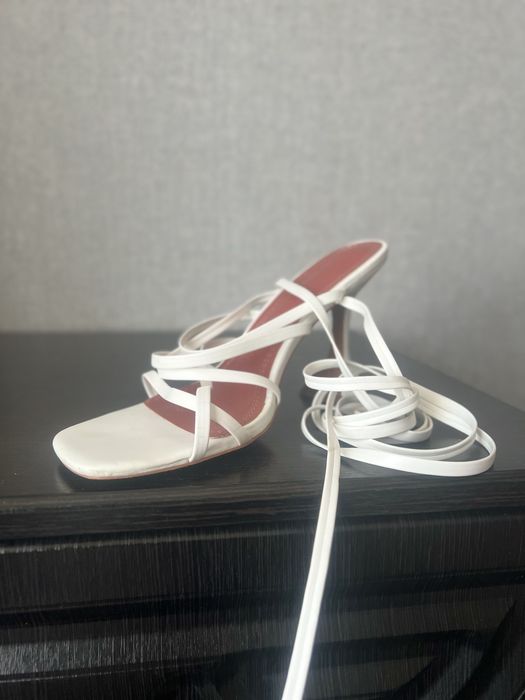 Босоножки , белые