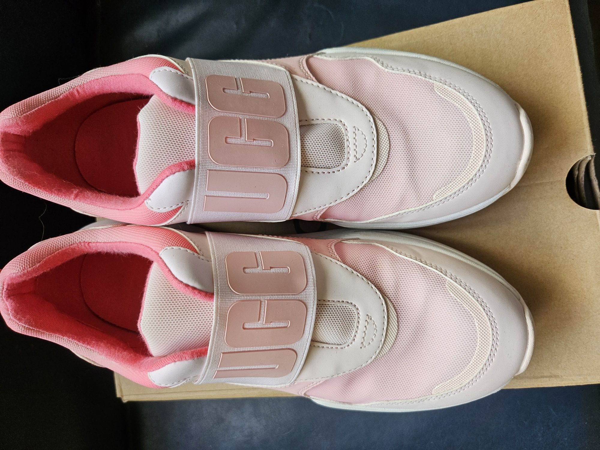 Бледо розови UGG