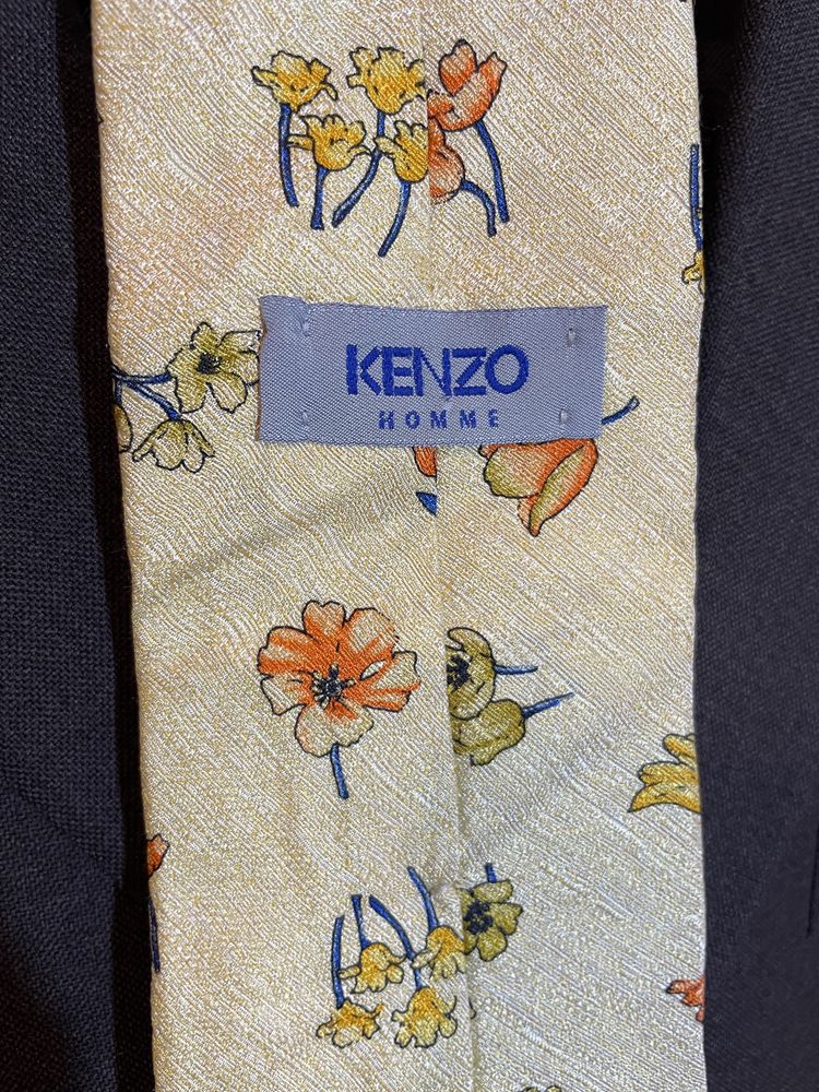 Cravata Kenzo matase flori galbena